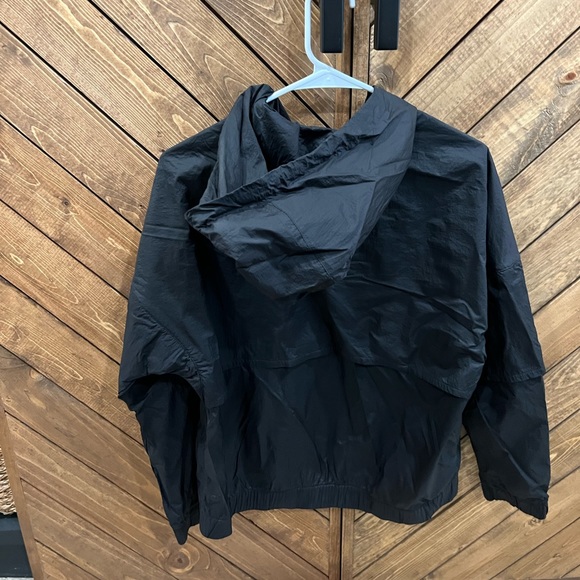 Lululemon Black Cropped Windbeaker - Picture 2 of 4